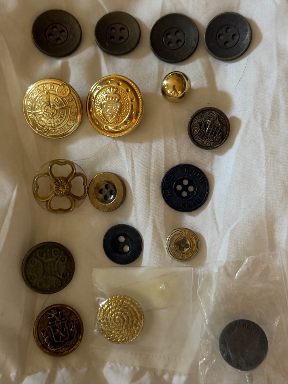 🏵️ 17Pc Vintage Button Bundle ~ gold & brass variety